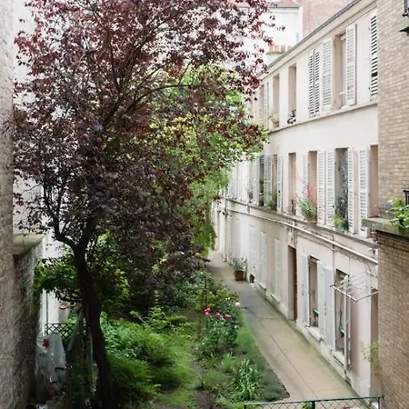 Charming Bright At Montparnasse